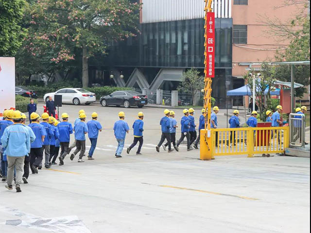 員工按照規(guī)定的路線進行快速疏散