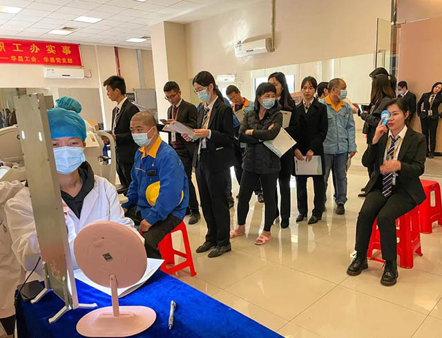 員工們輪流進(jìn)行視力檢查，整個(gè)過(guò)程井然有序。