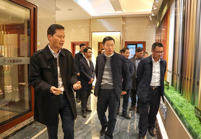 潘偉深董事長帶領(lǐng)領(lǐng)導參觀體驗館，并為其介紹華昌全鋁應用產(chǎn)業(yè)鏈