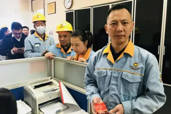 收到新年糖、購物卡等新春福利，員工們展現(xiàn)出喜悅的笑容