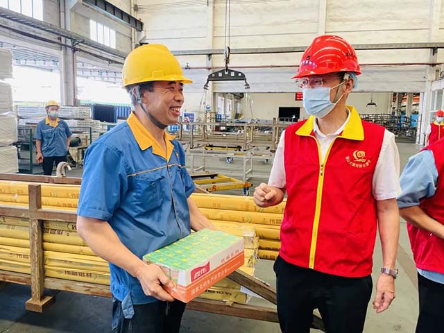 慰問團(tuán)隊與員工交談