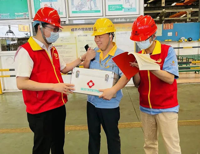 慰問團(tuán)隊與員工交談
