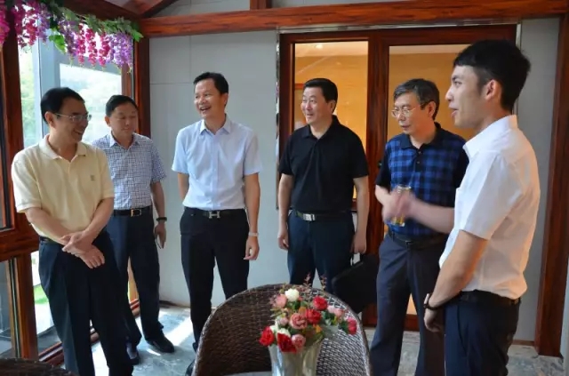 【華昌動(dòng)態(tài)】熱烈歡迎國(guó)務(wù)院參事、中國(guó)有色金屬工業(yè)協(xié)會(huì)陳全訓(xùn)會(huì)長(zhǎng)一行蒞臨華昌指導(dǎo)工作！