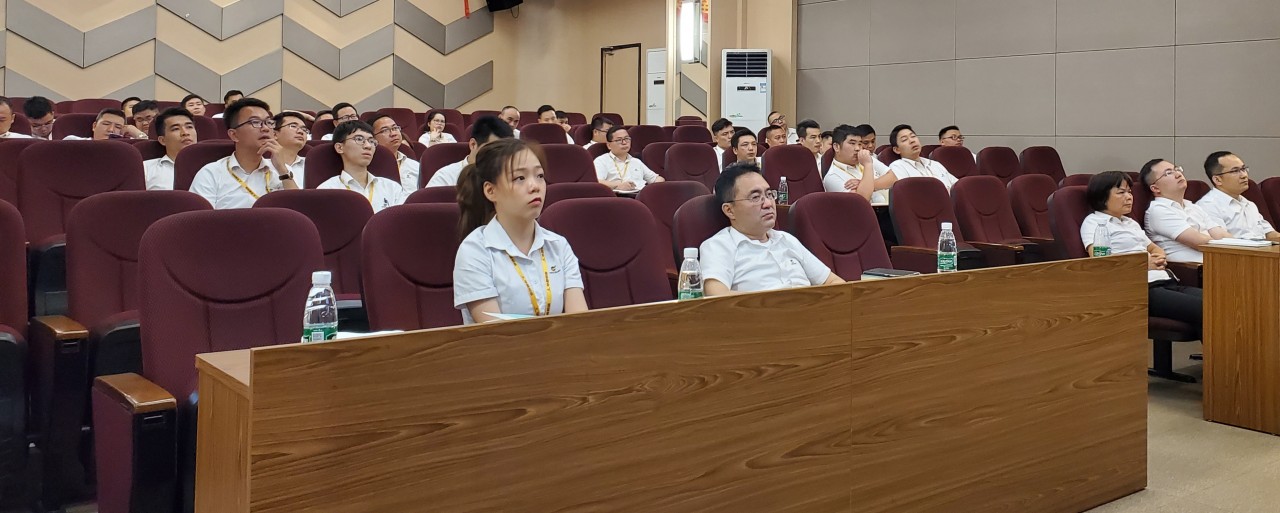 華昌第二期內(nèi)銷培訓(xùn)會(huì)：全力銷售，偉昌更好，我們更好